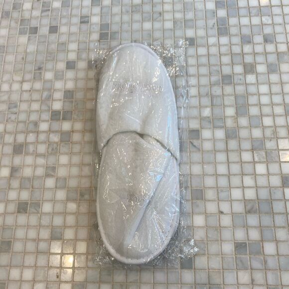 Broadmoor Hotel New White Slippers - Picture 3 of 4